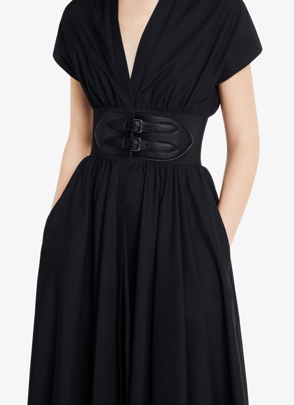 Faltenkleid mit Gürtel aus japanischer Popeline ALAÏA SCHWARZ FALTENKLEID MIT GÜRTEL AUS JAPANISCHER POPELINE